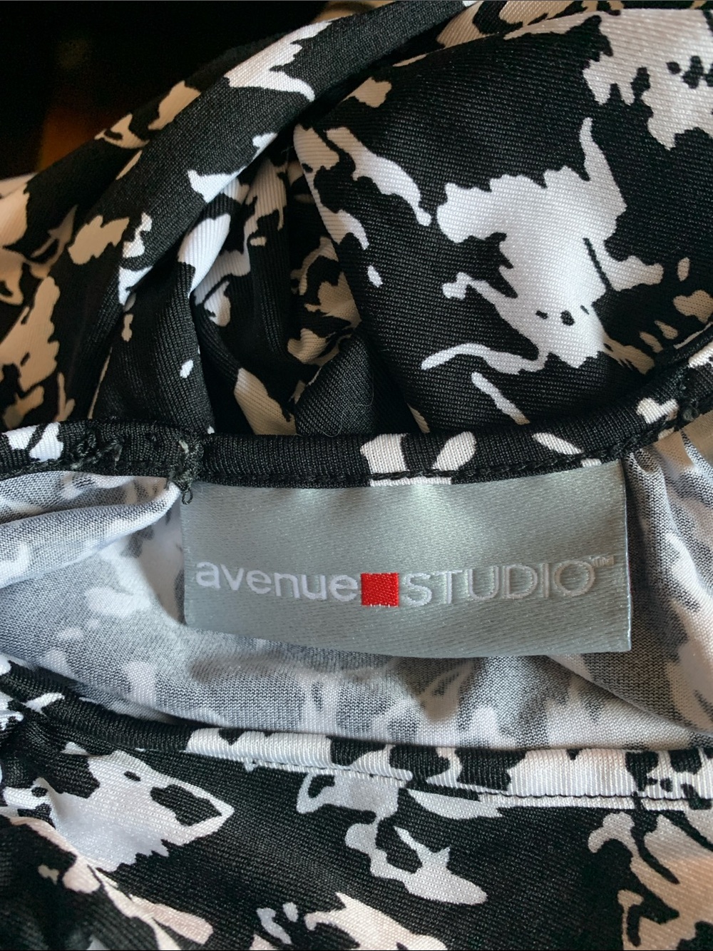 Avenue Studio Black and White Abstract Print V-Neck Top - Picture 2 of 10